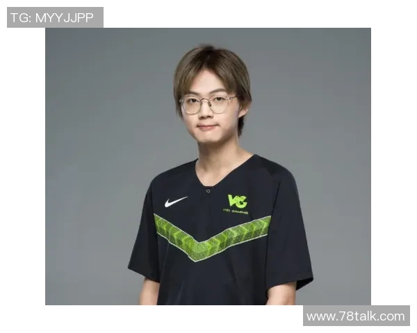 刘东身穿山西训练服在训练师指导下专注投篮训练展现职业精神